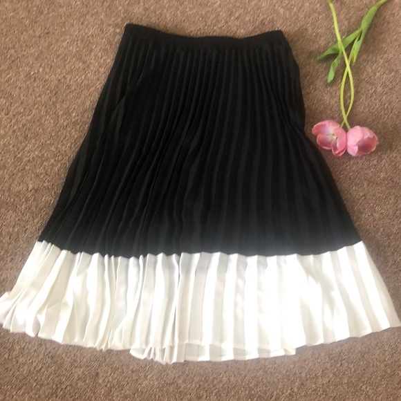 New a Day plated skirt 🌟 - Picture 2 of 4